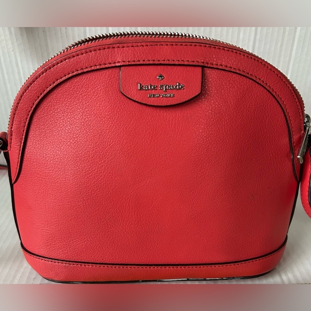 KAYE SPADE SYLVIA X-LARGE DOME CROSSBODY. COLOR:SPOTLIGHT. INTERIOR POCKET.